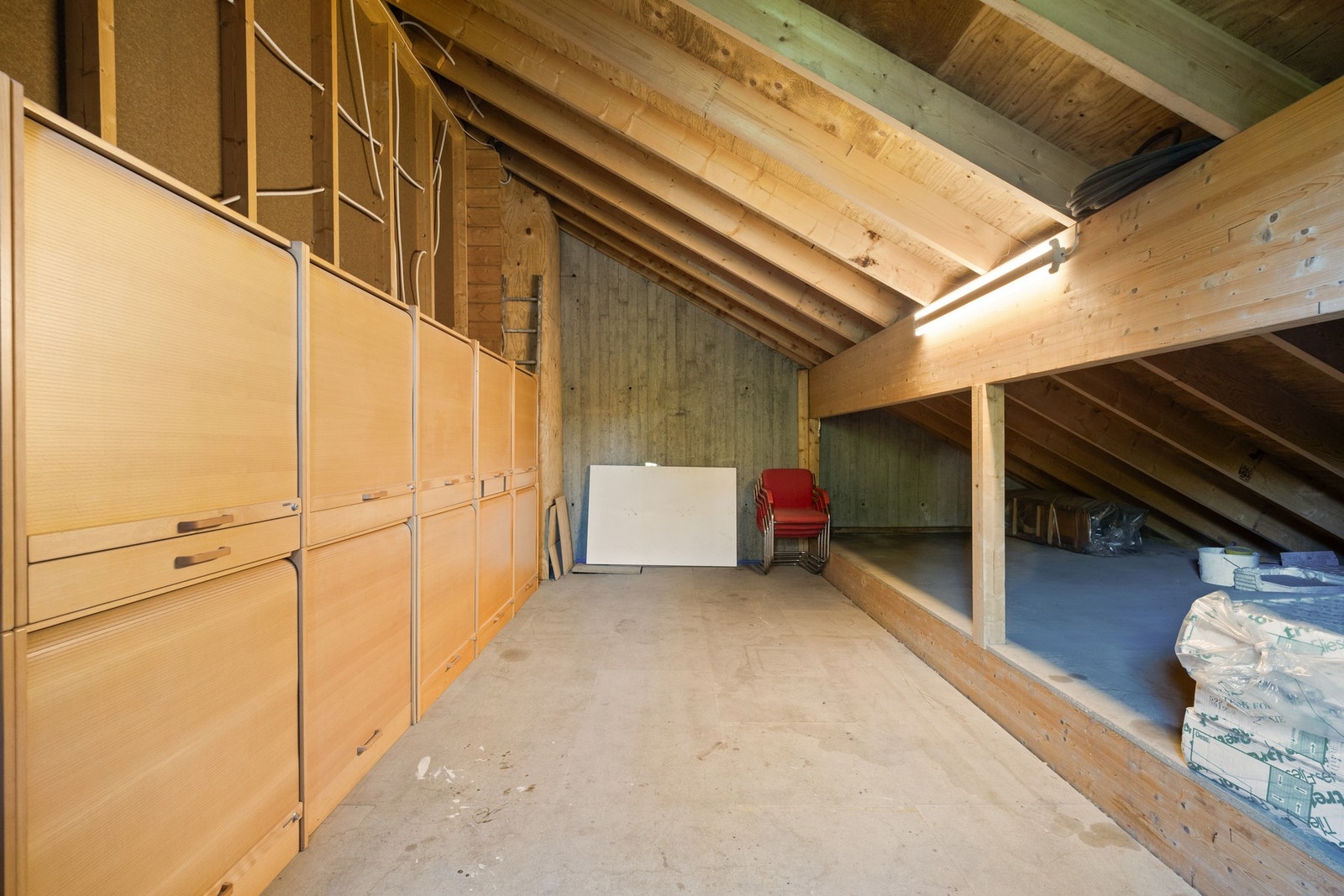 Det er lagringsplass på loftet i garasjen. Galleribilde