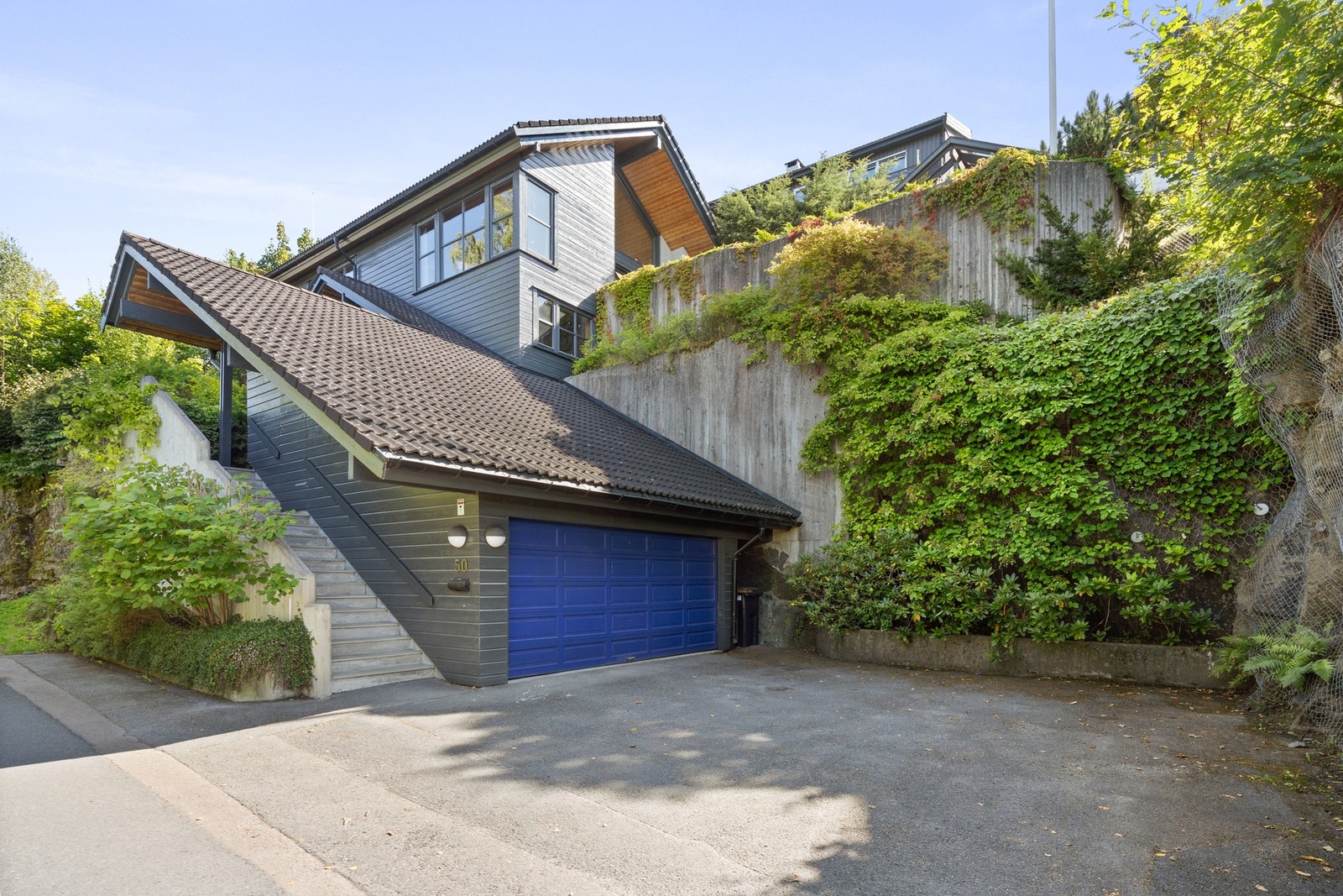 Her har du også gode parkeringsmuligheter med parkering i dobbelgarasje eller gårdsplass. Galleribilde