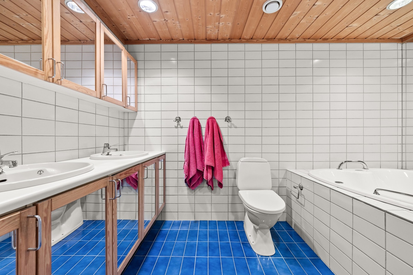 Praktisk hovedbad med fliser, gulvvarme og boblebad. Galleribilde