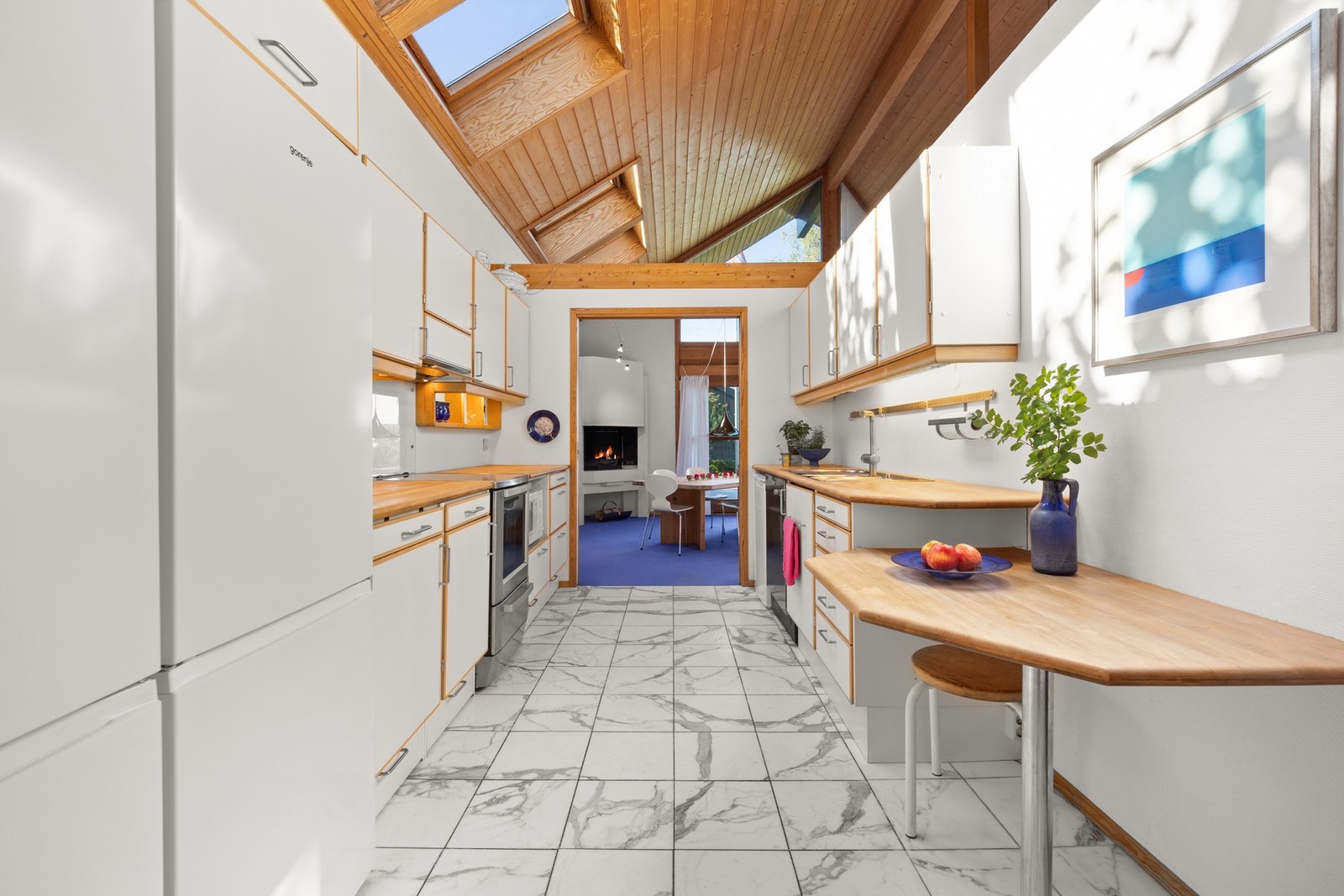 Kjøkkenet har godt med benke- og skapplass til matlaging og oppbevaring av kjøkkenutstyr Galleribilde