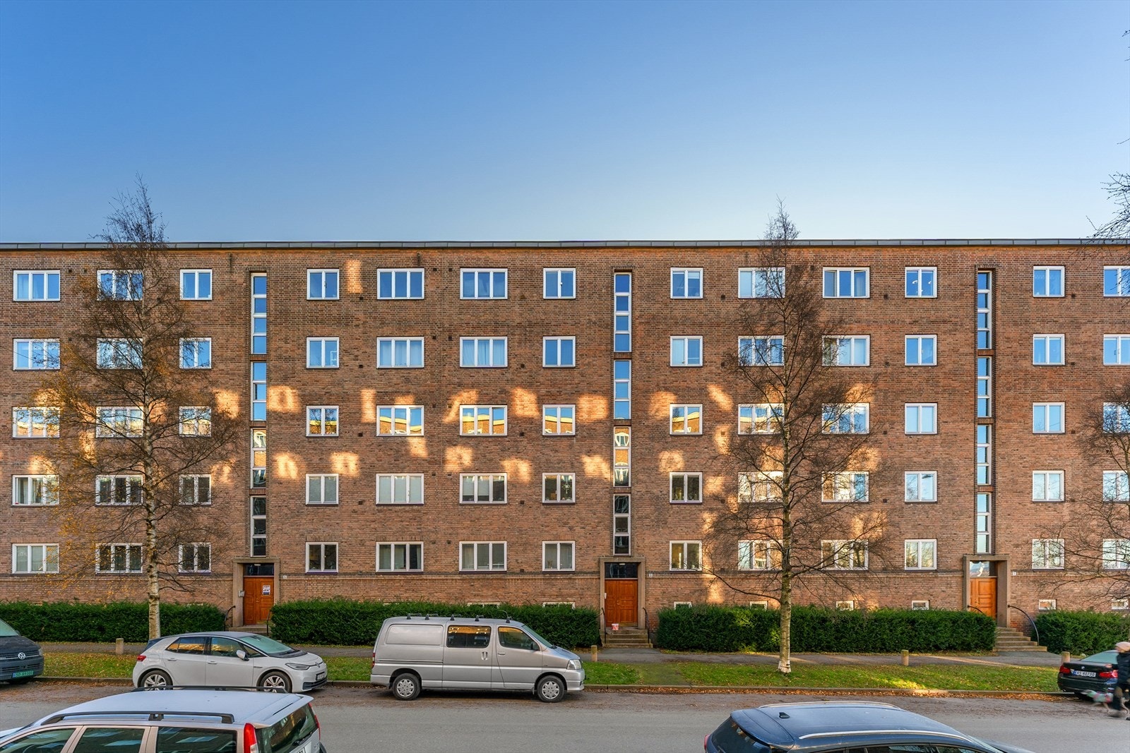 Pene inngangspartier med beplantning og belysning. Bred gate med god avstand til neste bygg. Galleribilde