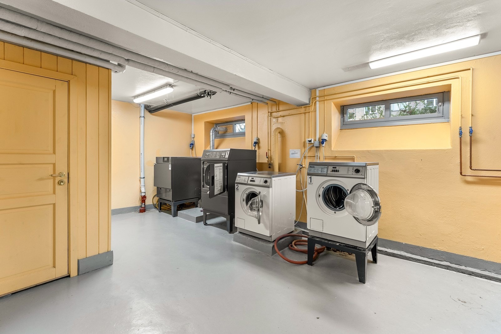 Godt utstyrt fellesvaskeri i kjeller. Galleribilde