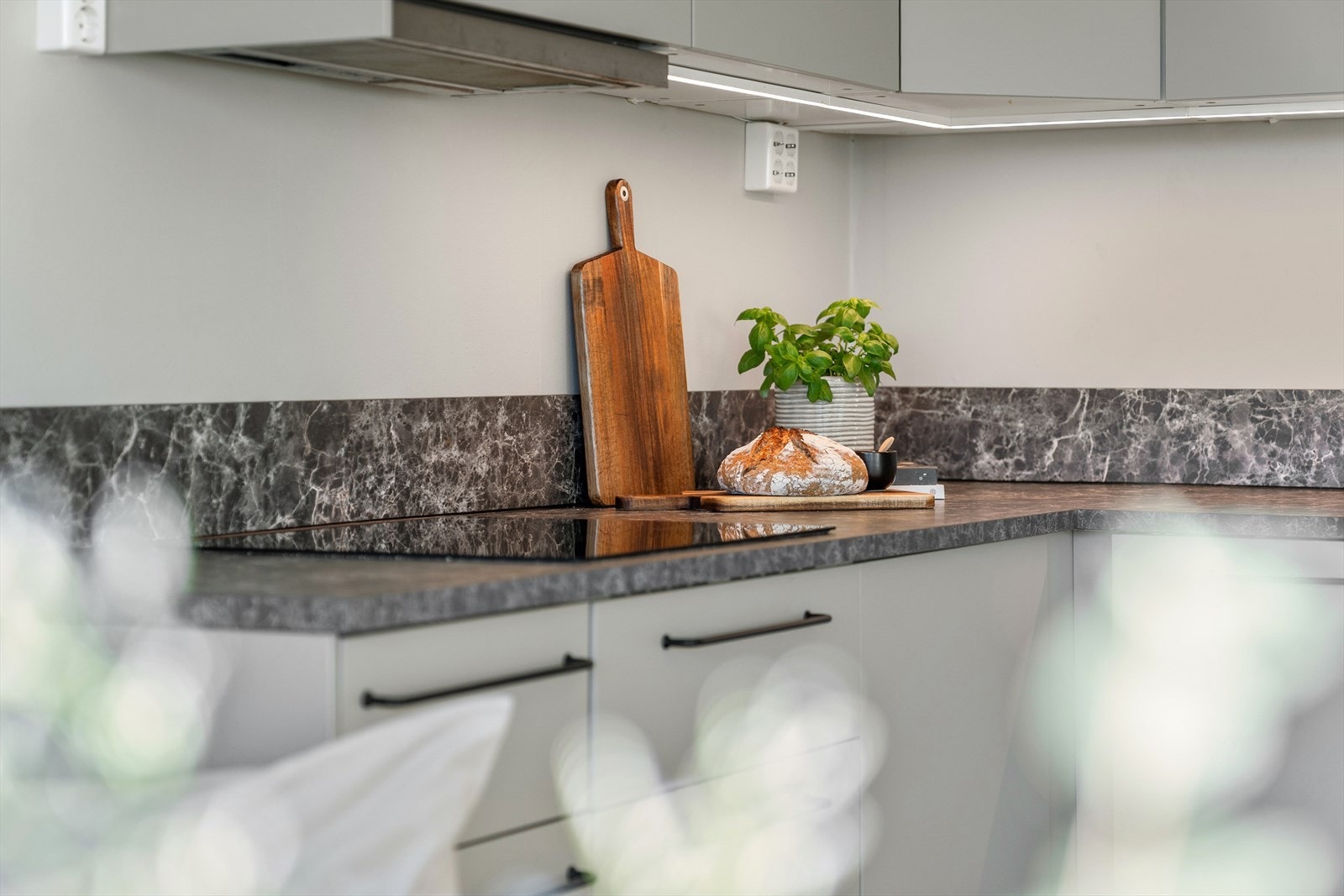 Laminat benkeplate og backsplash med nedfelt kum i kompositt. Galleribilde