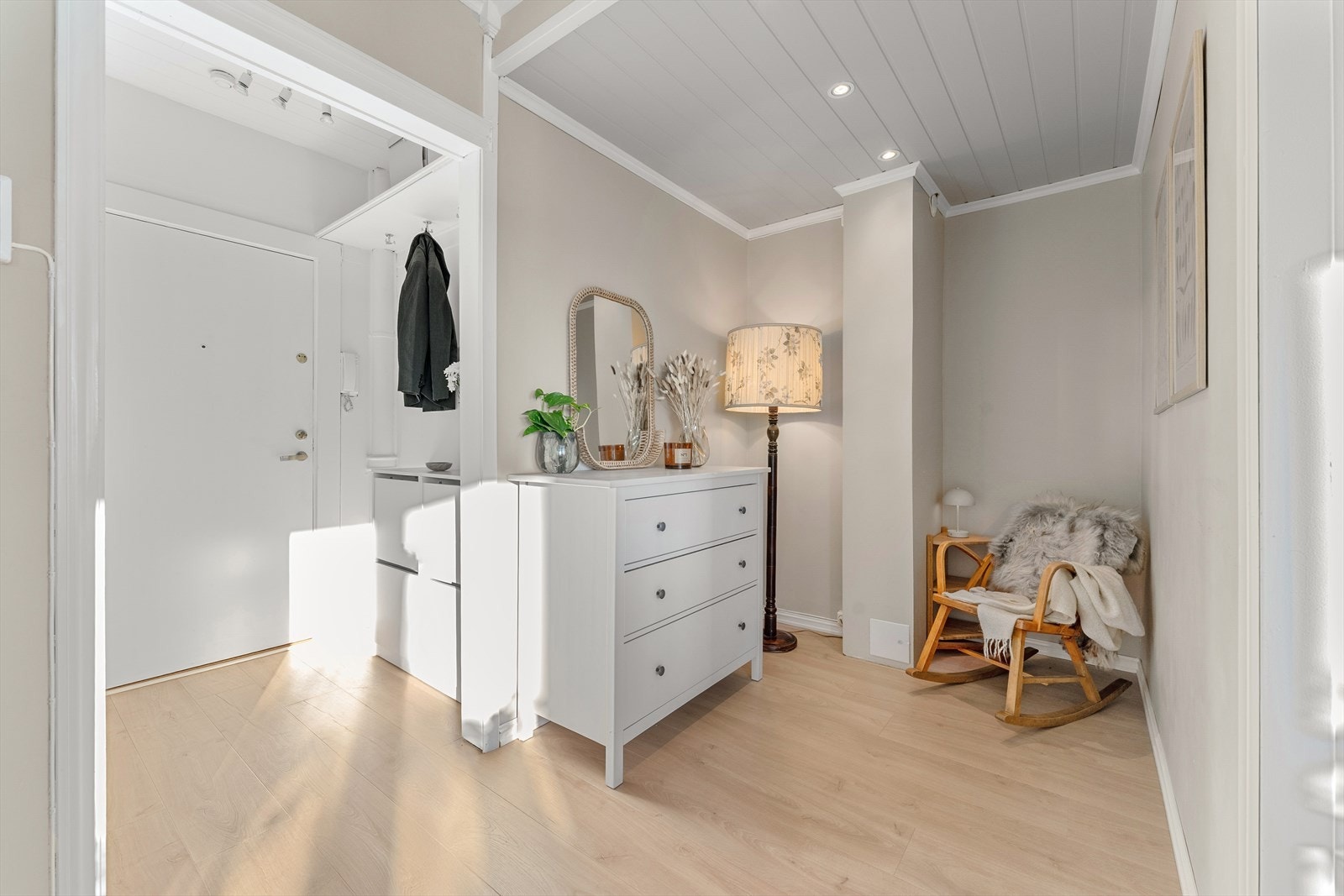 Entré med plass til klesoppheng og skoskap. Galleribilde