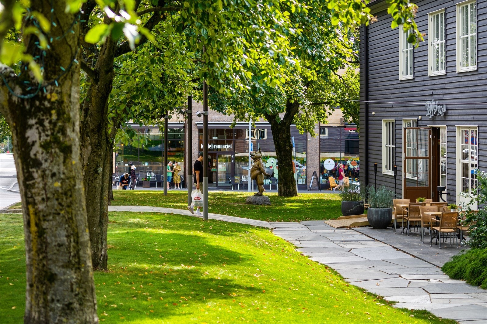 Ca 10 min gange til Løren Torg. Galleribilde