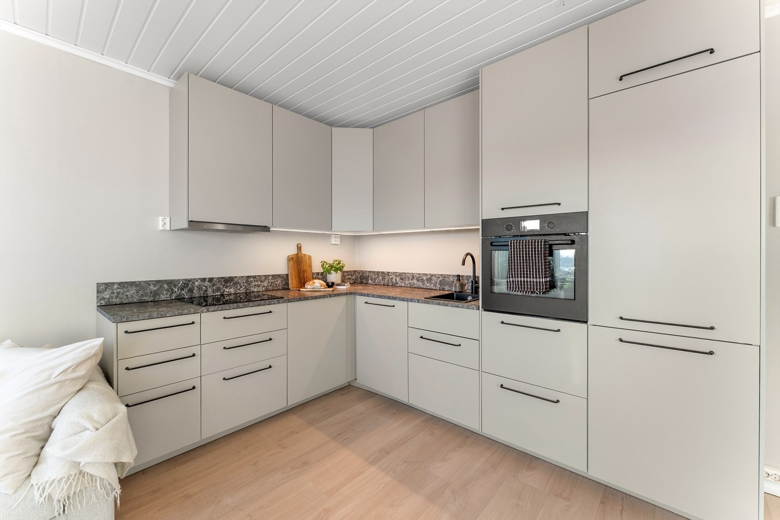 Integrert induksjonstopp, stekeovn, oppvaskmaskin og kombinert kjøl/frys. Automatisk vannstopper og komfyrvakt er montert. Galleribilde