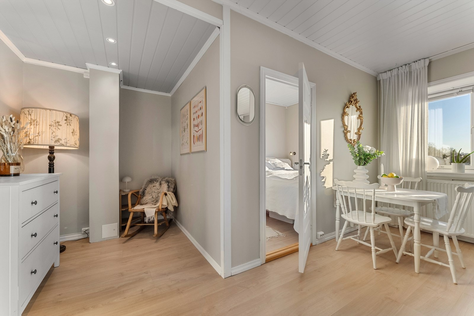 Hyggelig krok inn fra kjøkken/stue med downlights i himling. Galleribilde