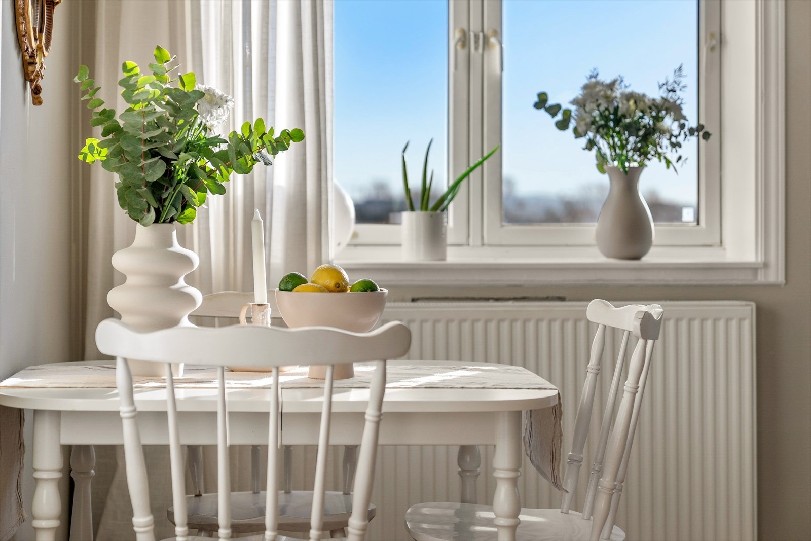 Oppvarming med radiatorer tilknyttet felles varmeanlegg. Varmtvann og fyring er inkl i felleskostnader. Galleribilde