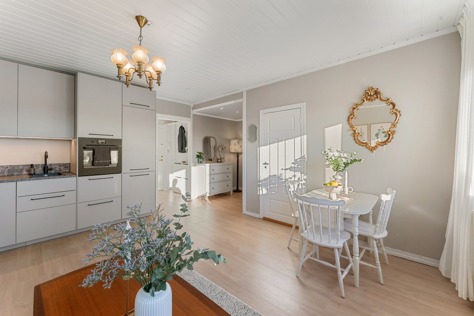 Nytt gulv i alle oppholdsrom og nytt innvendig tak i stue, utført 2024. Galleribilde