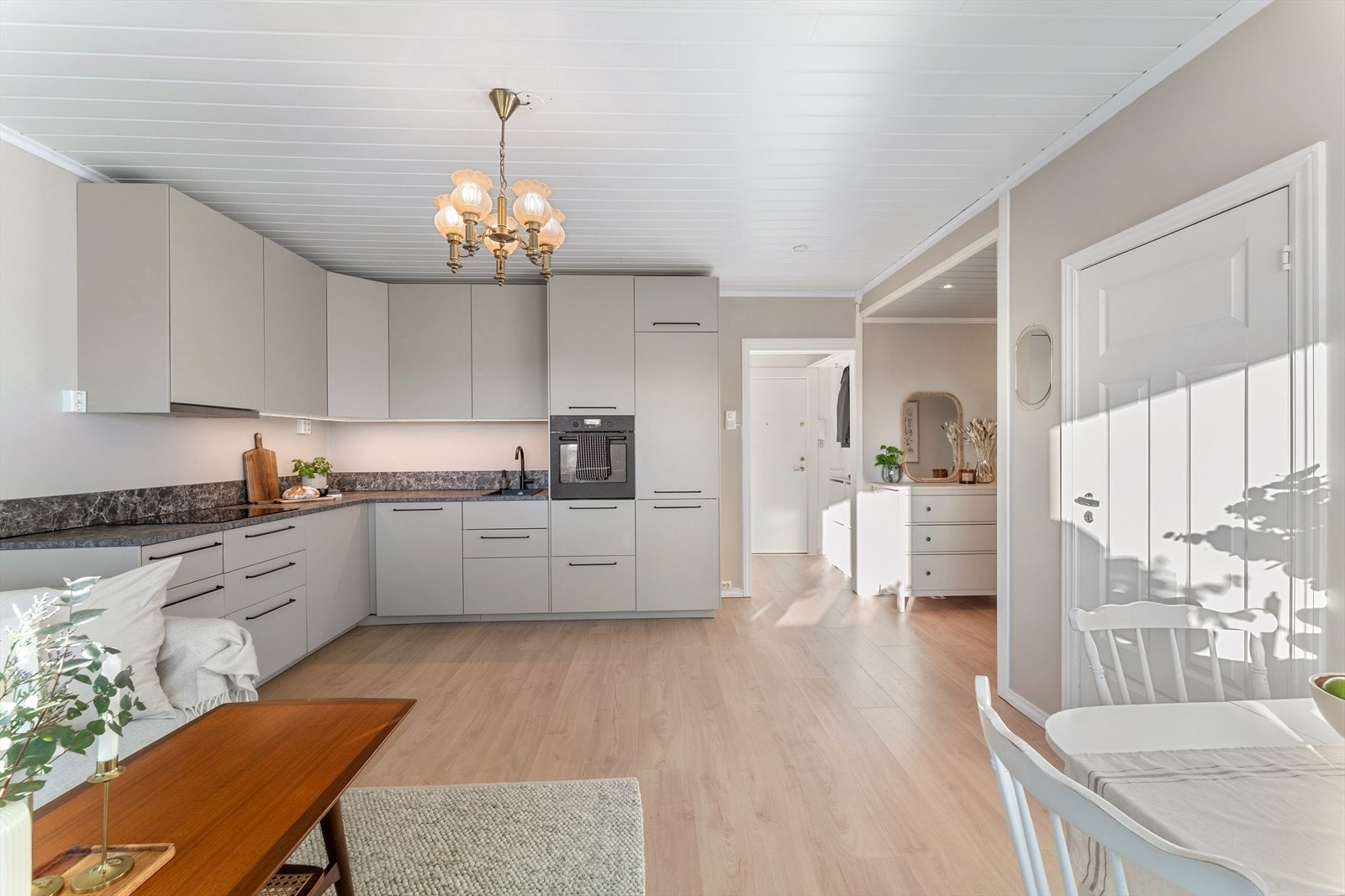 Kjøkkenet har slette fronter, integrerte hvitevarer, belysning under overskap og godt med lagringsplass. Galleribilde