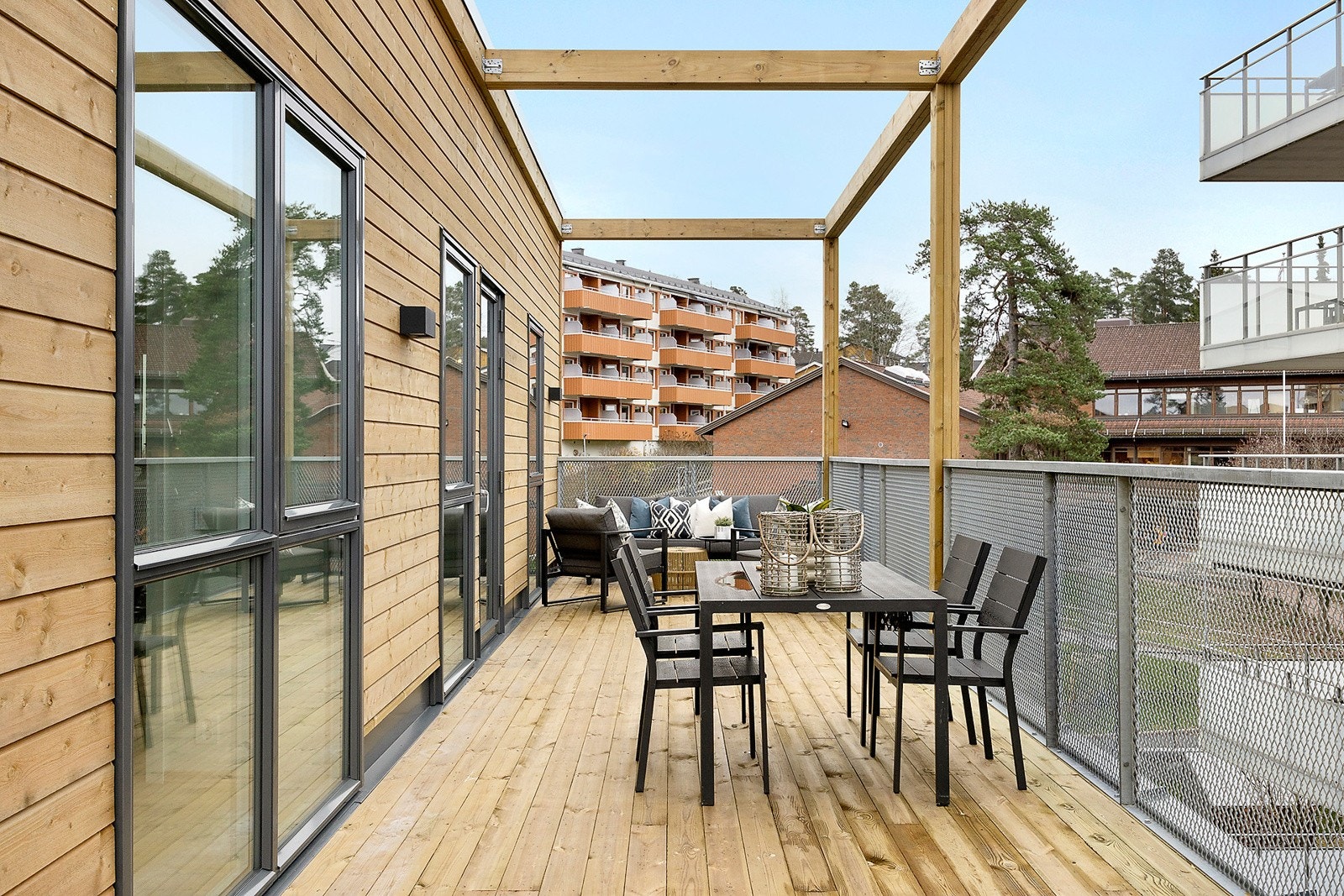 Her har du gode muligheter til å lage et hyggelig uterom, med både grill, sittegruppe og spisegruppe. Galleribilde