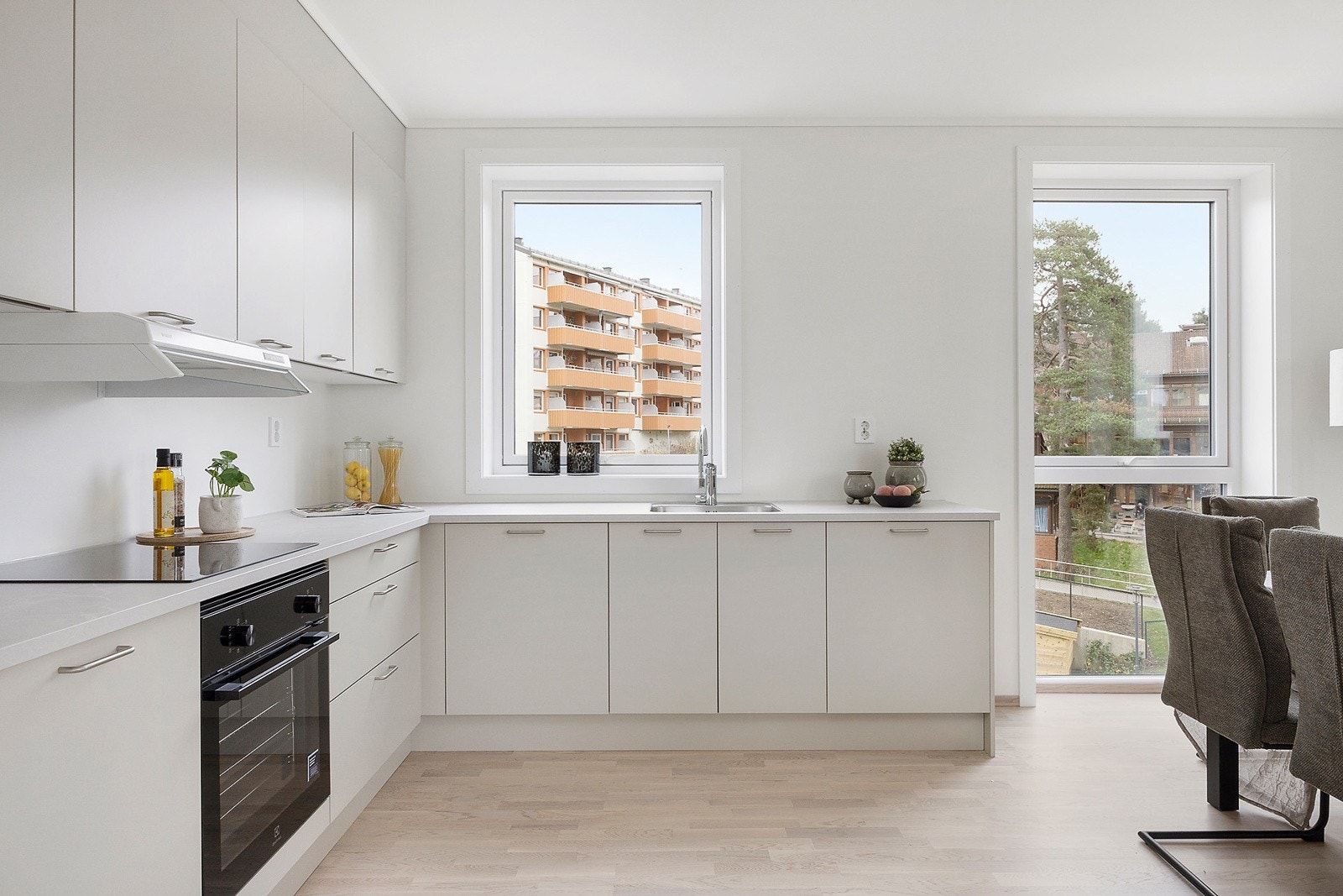 Kjøkkenet er fint plassert i enden av rommet og kommer fra HTH med integrerte hvitevarer fra Electrolux. Galleribilde