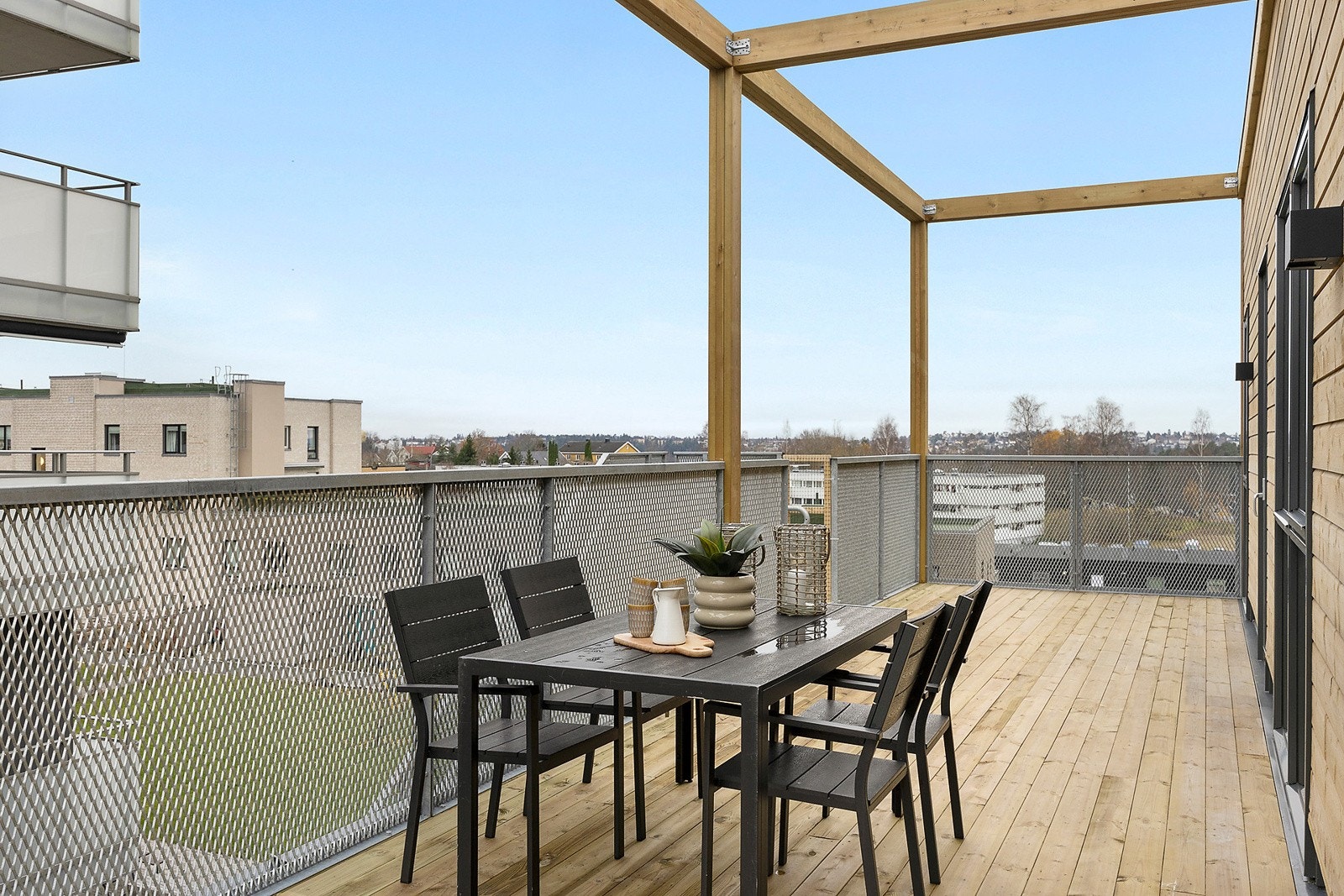 På bildet er det ikke satt opp skillevegg til naboleiligheten, det kommer til å være en skillevegg. Se illustrasjon i salgsoppgaven. Galleribilde