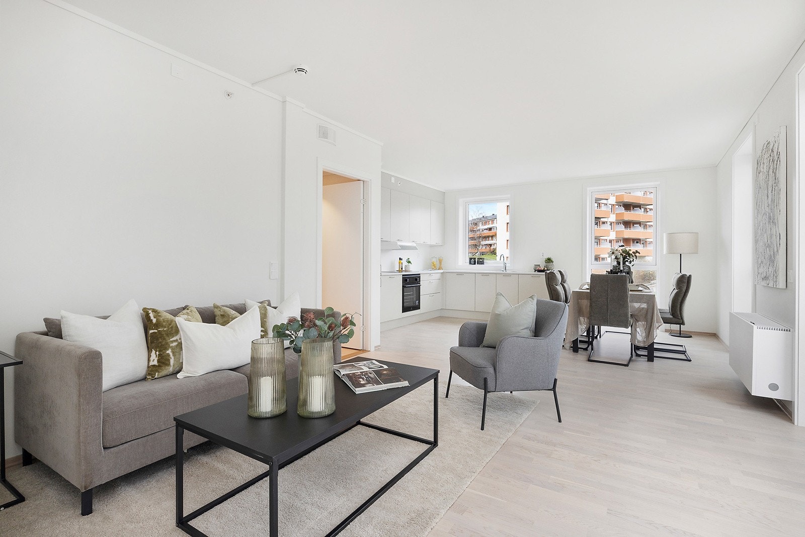 Kjøkken og stue har en åpen løsning som skaper et flott sosialt allrom. Galleribilde