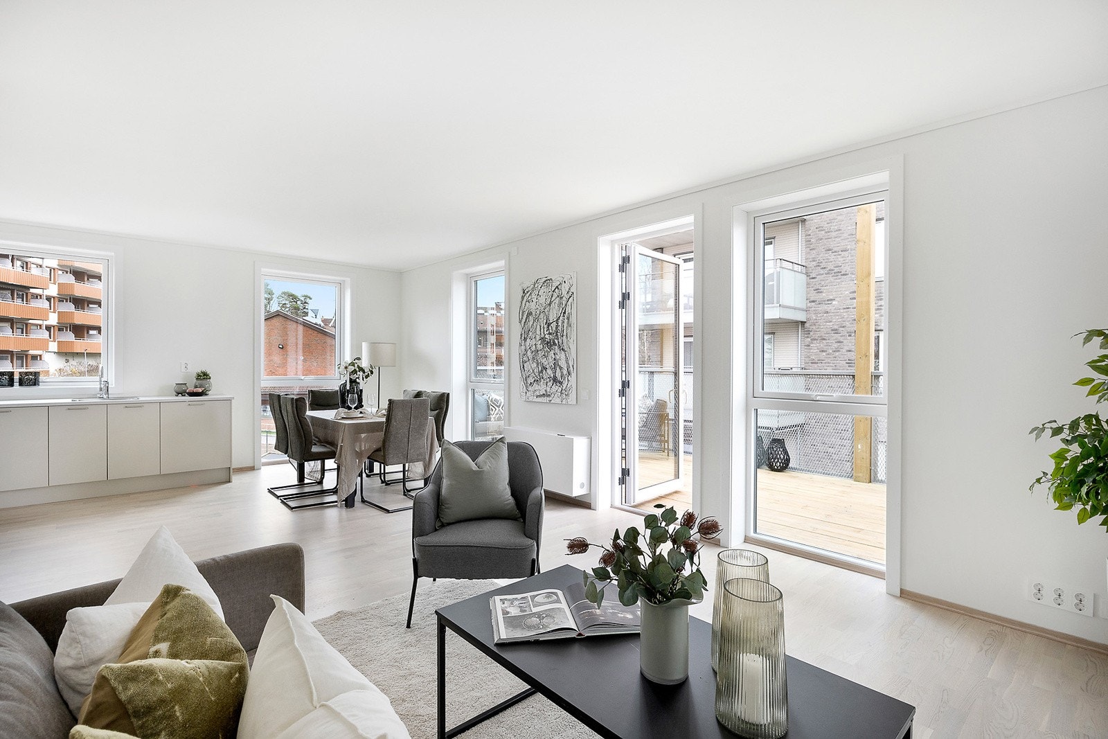 Hjørneleilighet med stor privat takterrasse som i sommerhalvåret kan virke som en forlengelse av stuen. Galleribilde