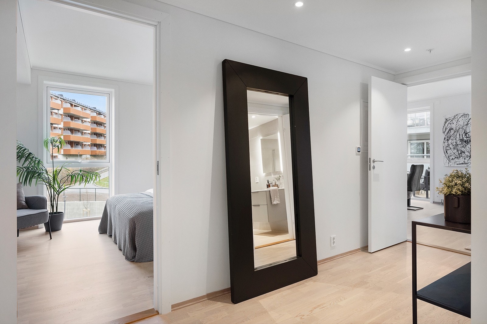 Leilighetens entré er av god størrelse med dør calling anlegg og mulighet for garderobeløsning. Galleribilde