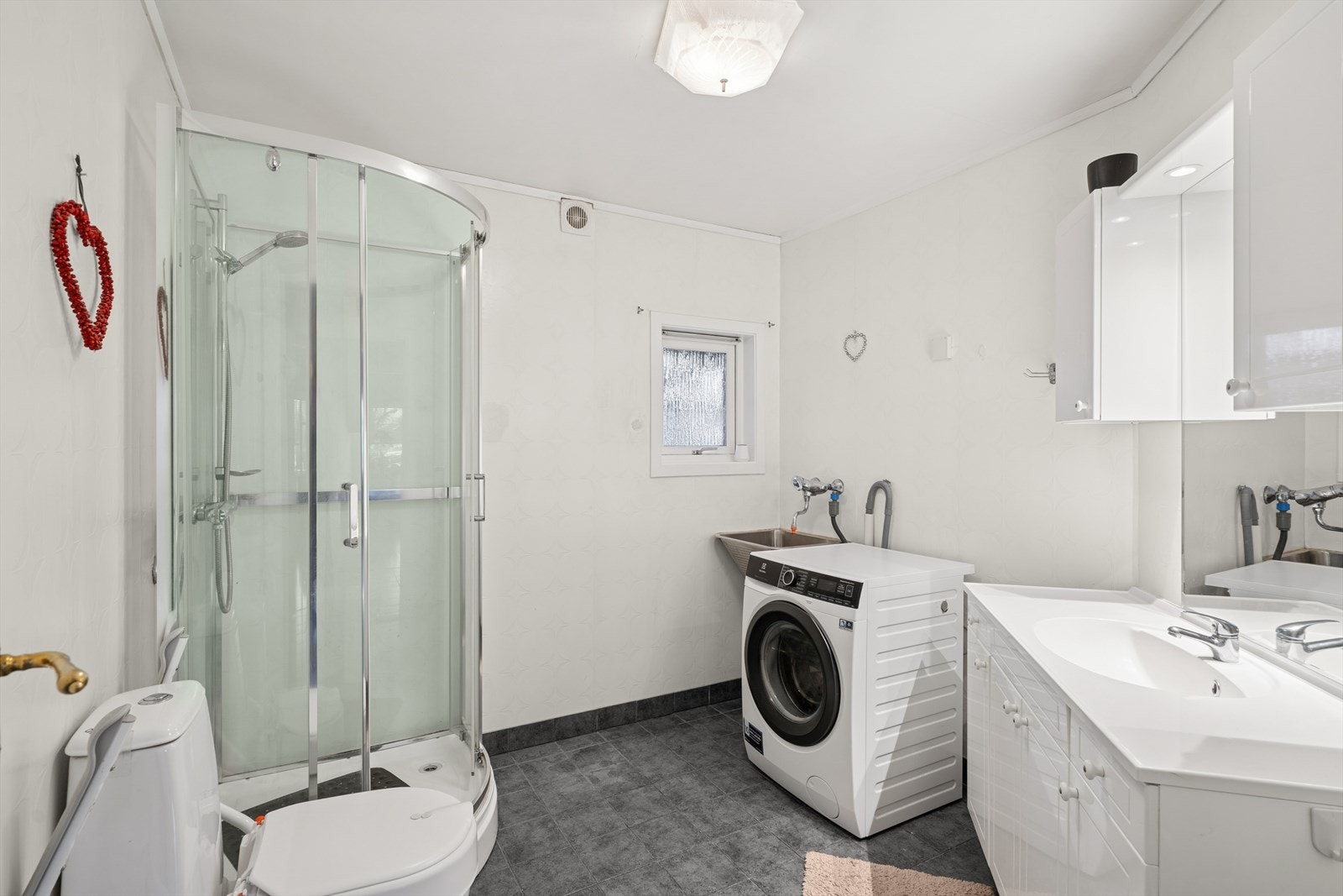 Bad med dusjkabinett og opplegg til vaskemaskin Galleribilde