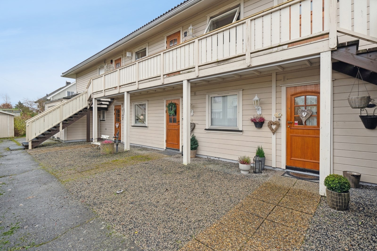 Leiligheten har egen inngang på baksiden av boligen Galleribilde