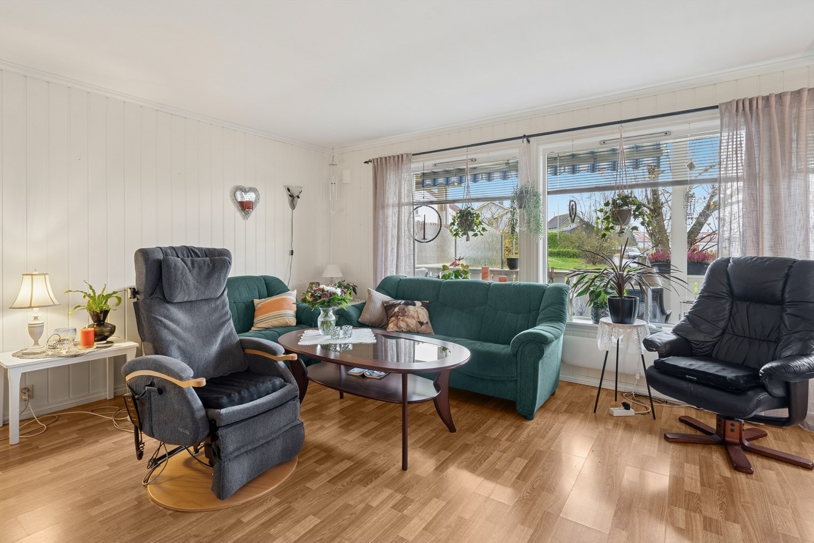 Pen og lys stue med utgang til veranda Galleribilde