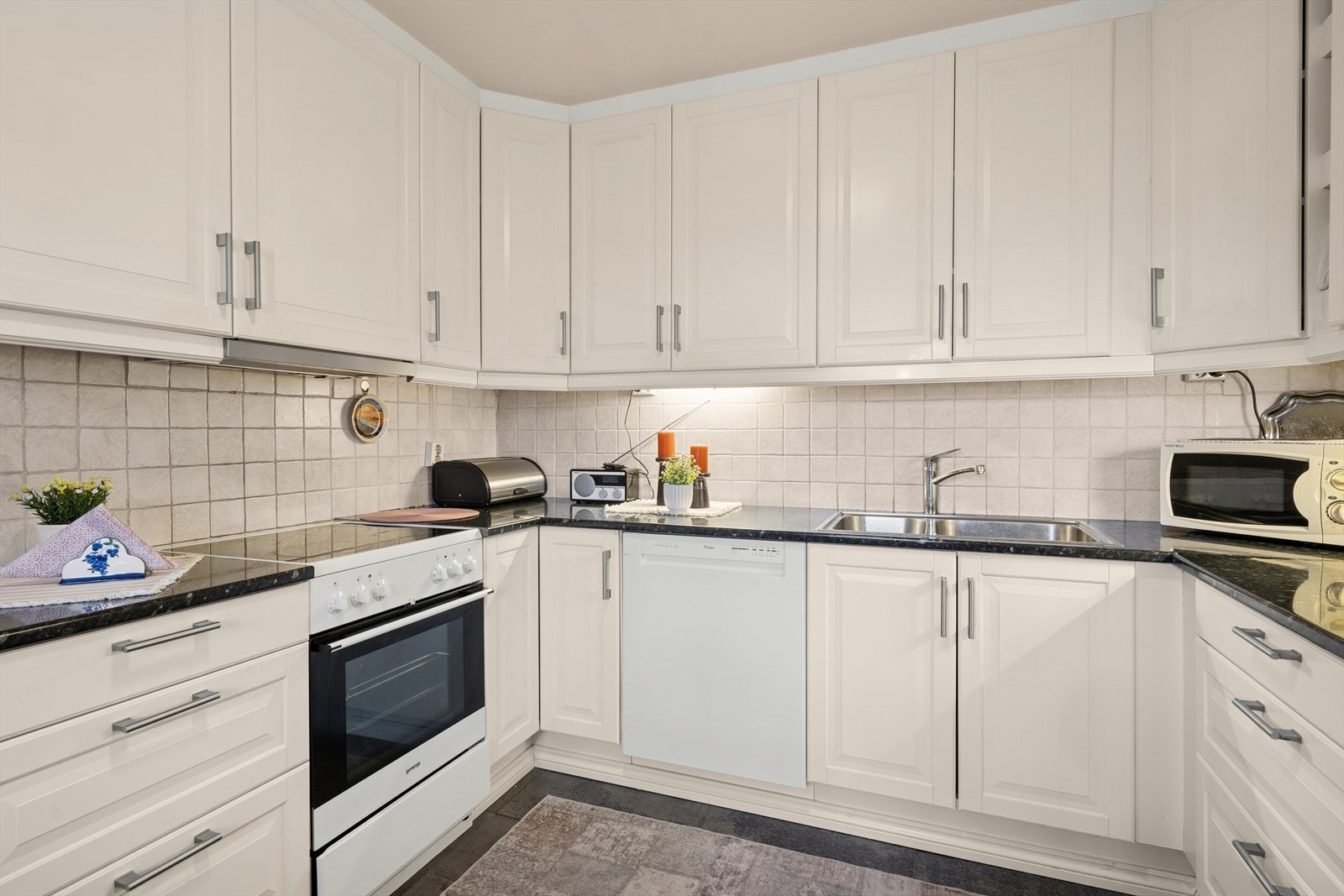 Kjøkken med spiseplass Galleribilde