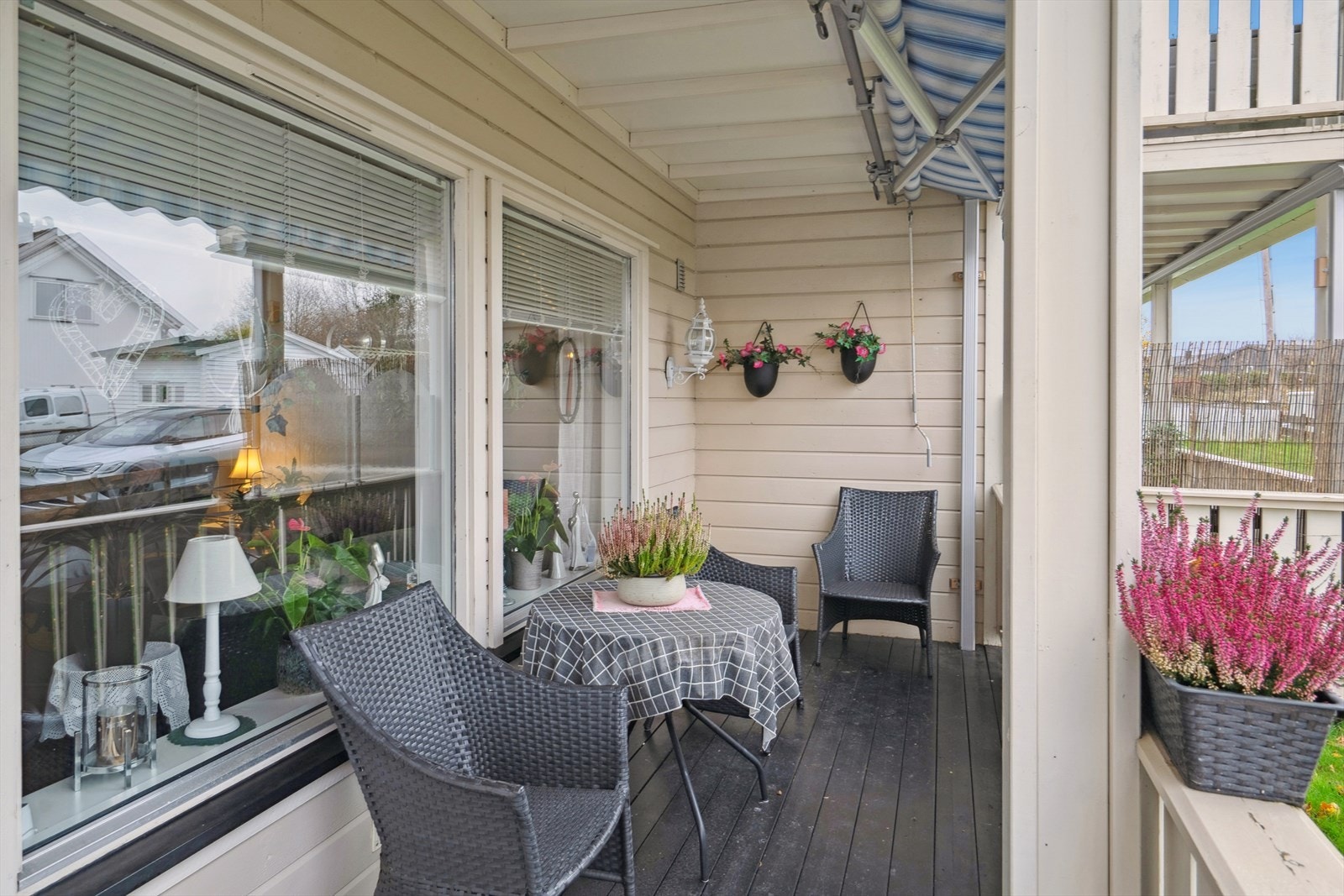 Verandaen vender mot sydvest og har gode solforhold Galleribilde