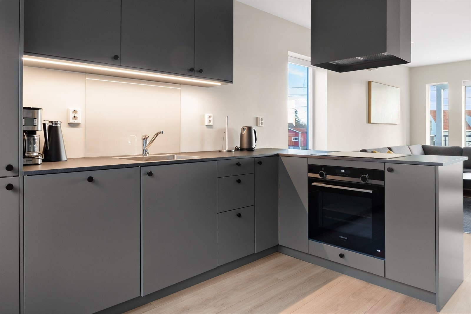 Kjøkkenet er innredet med kjøl/fryseskap, oppvaskmaskin, induksjonstopp, stekeovn, vannstoppsystem og komfyrvakt. Galleribilde