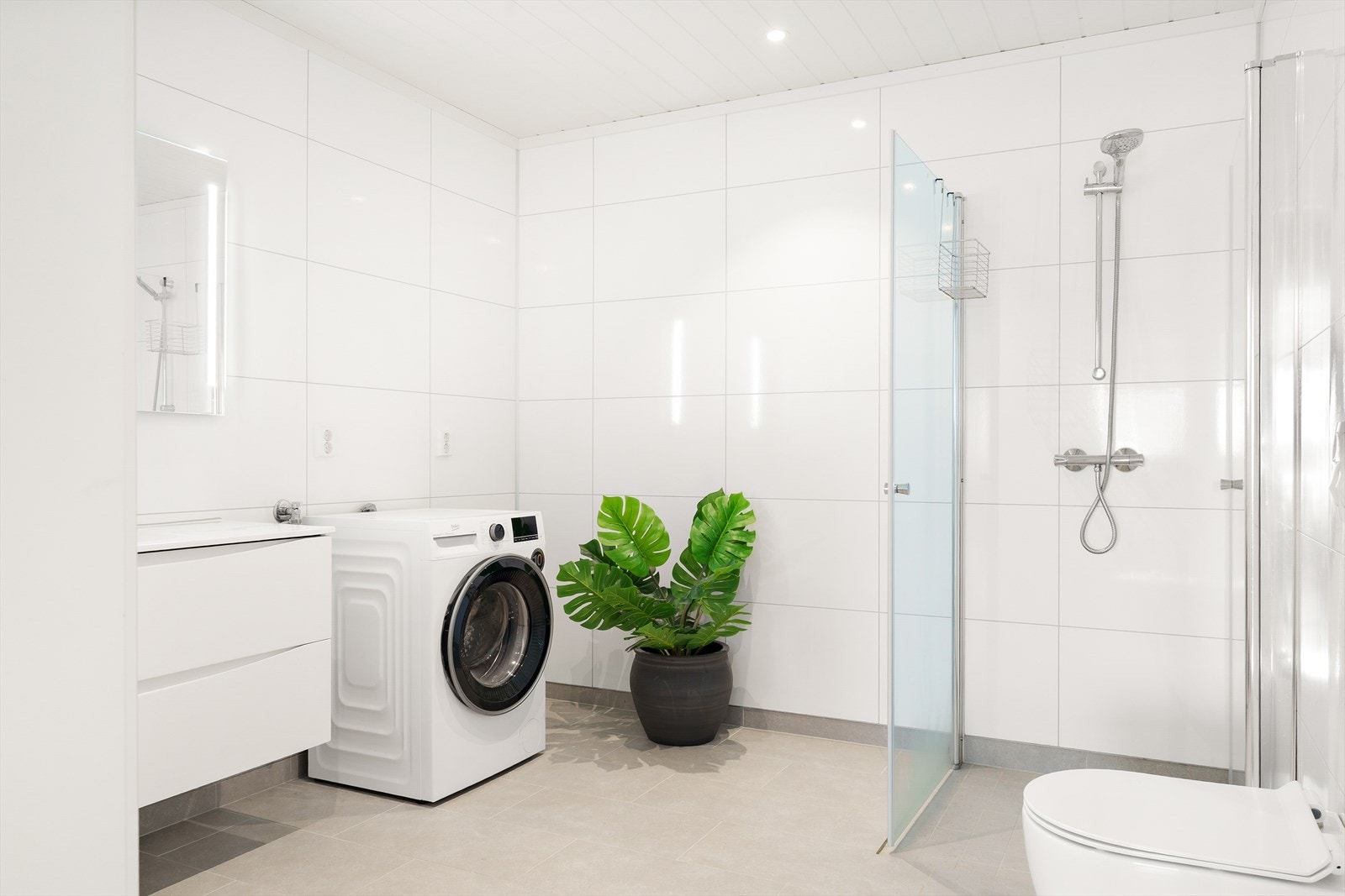 Smakfullt bad i 1.etasje med Fibo baderomsplater på vegg, himlingsplater i tak og flislagt gulv med vannbåren gulvvarme. Galleribilde