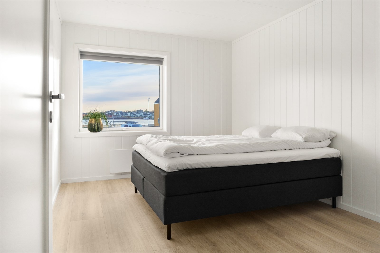 Stort soverom i 2.etasje med flott utsikt og god plass til både seng og garderobeskap. Galleribilde