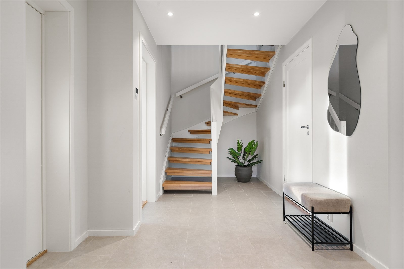 Romslig gang med trapp opp til 2.etasje. Spotter i taket. Galleribilde