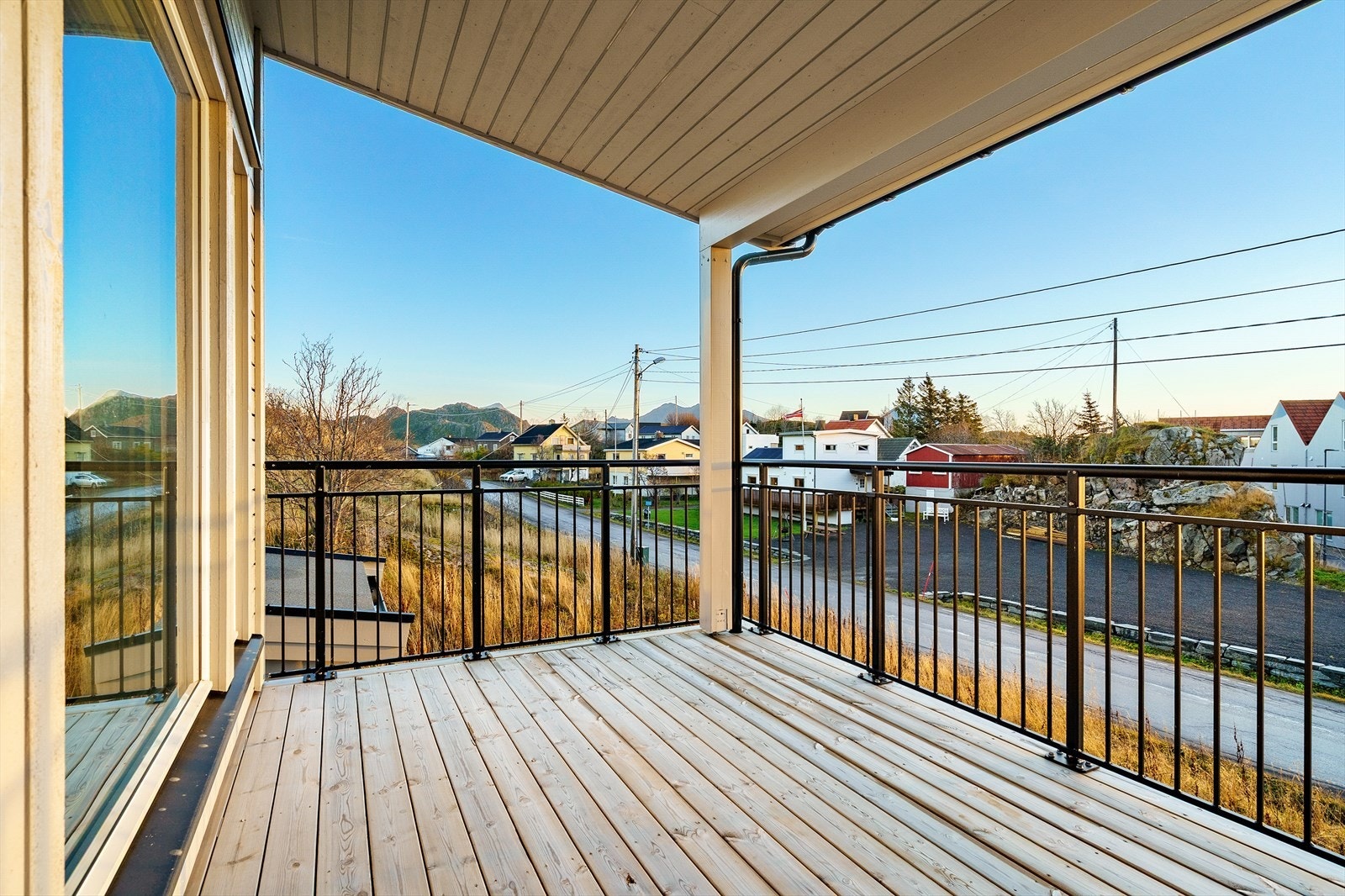 Romslig terrasse med flott utsikt og god plass til diverse utemøblering og grill. Galleribilde