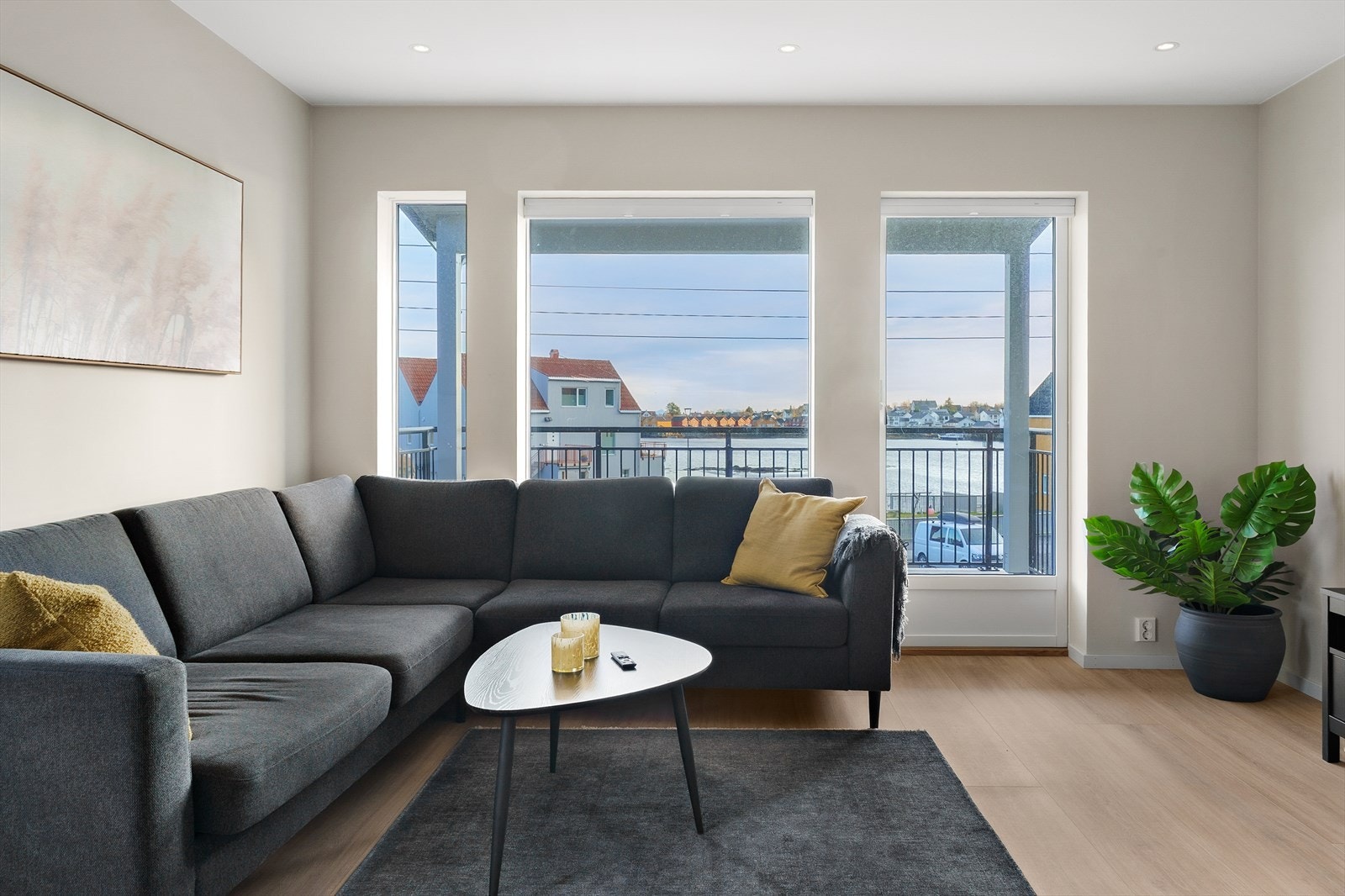 Fin stue med god plass til diverse møblering. Store vindusflater som gir godt med naturlig belysning og nydelig utsikt. Galleribilde