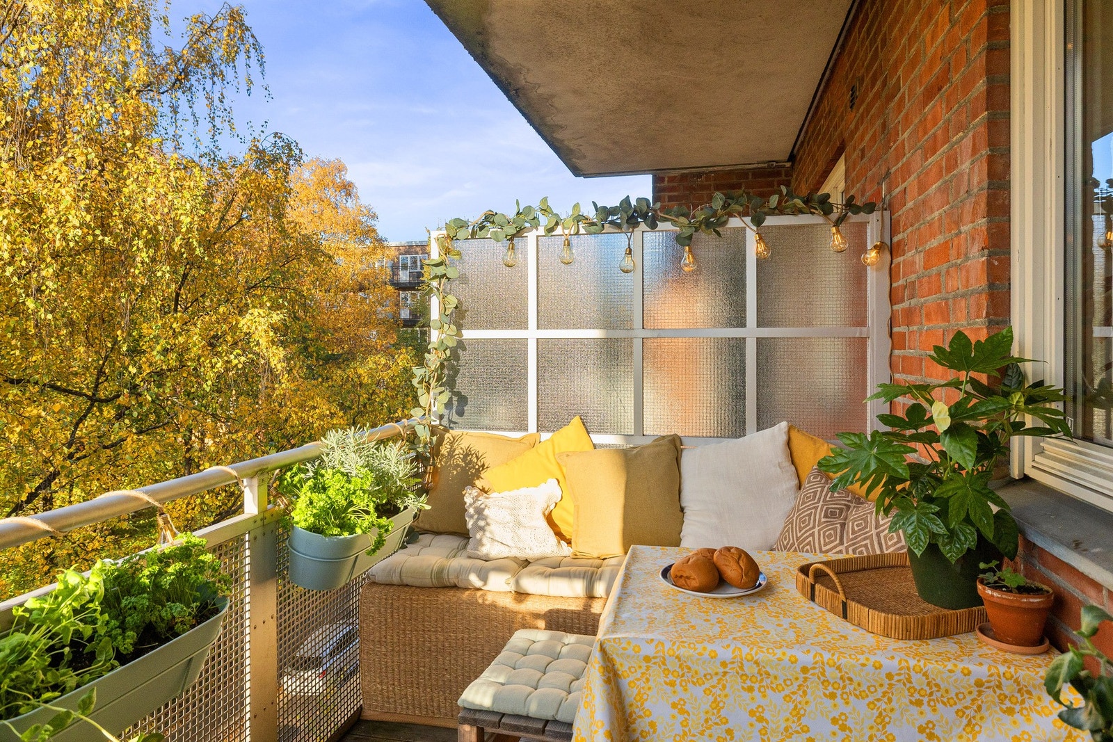 Balkongen er innredet med en plassbygd sittegruppe som gir gode sittemuligheter og utnytter arealet på en funksjonell måte. Galleribilde