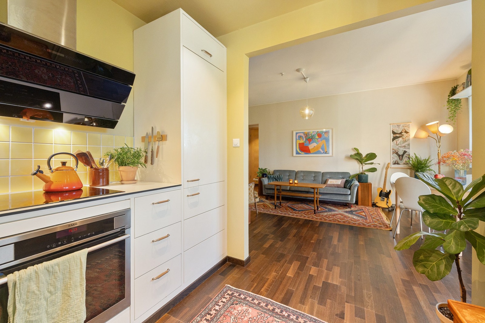 Den åpne løsningen mot stuen skaper et svært hyggelig og sosialt oppholdsrom. Galleribilde