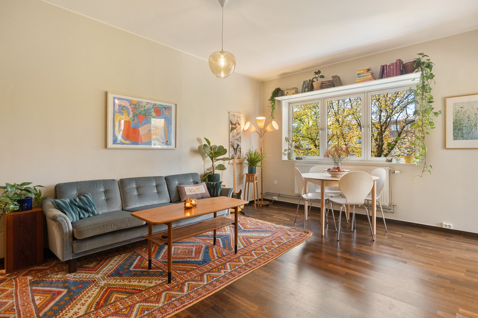 Veggene er malt i en lys og varm beige tone som fremhever rommets gode lysforhold og gir et tidløst og behagelig uttrykk. Galleribilde