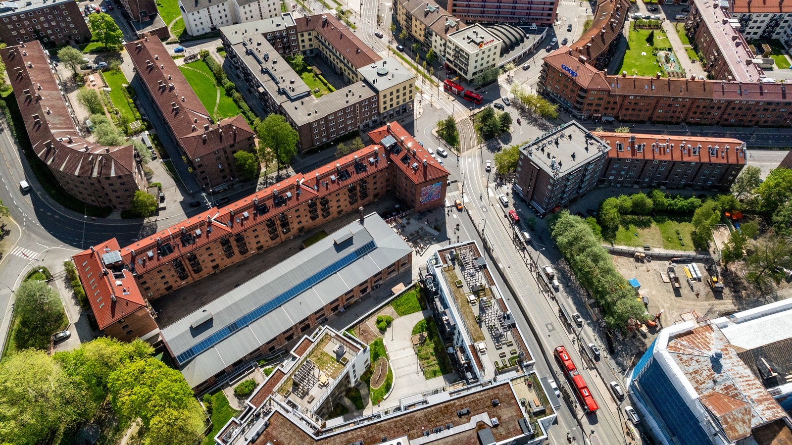 Leiligheten ligger i et urbant og etablert boligområde, men allikevel rolig byområde på Sinsen/Rosenhoff. Galleribilde