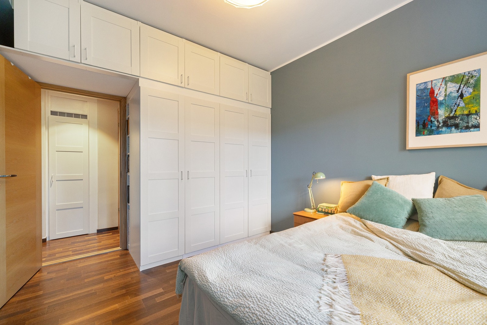 Soverommet har plass til dobbeltseng med tilhørende nattbord på hver side, samtidig som det er etablert en praktisk og plassbesparende garderobeløsning med rikelig oppbevaringsplass. Galleribilde