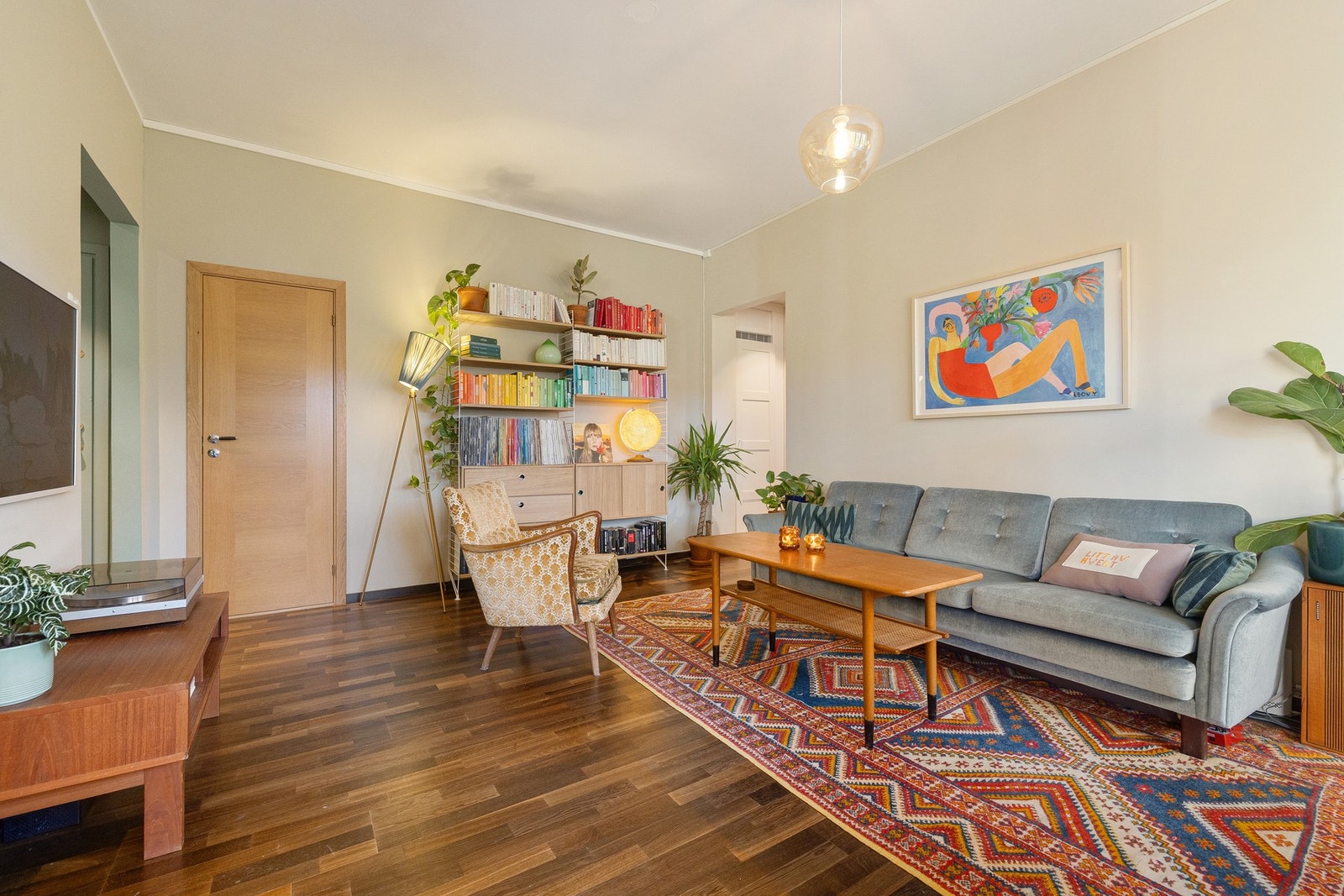 Gulvene er belagt med parkett fra 2015 som strekker seg videre inn i kjøkkenet og skaper en helhetlig overgang mellom rommene. Galleribilde