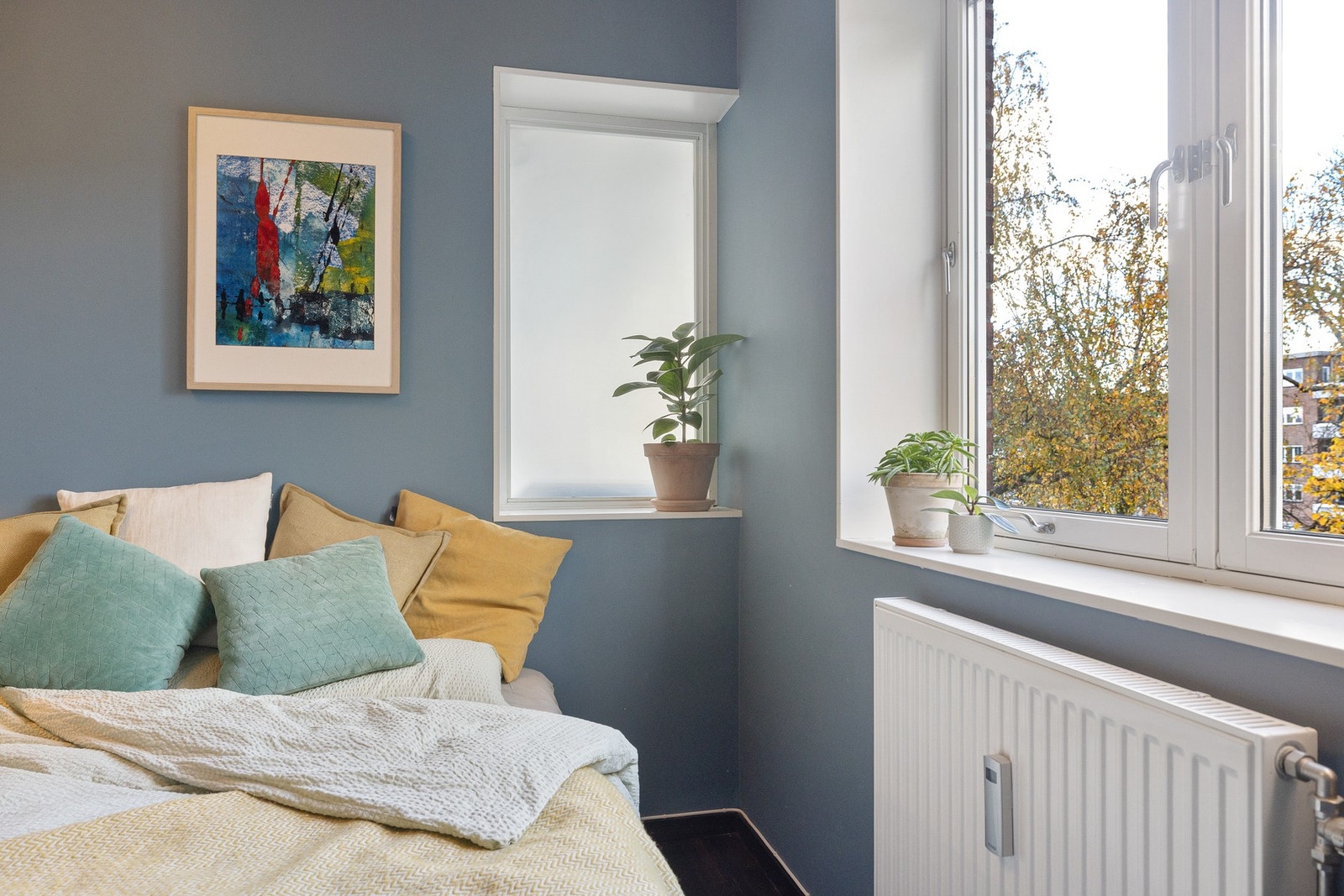 Boligen er oppvarmet via fjernvarme, med radiatorer installert i 2015 som er tilknyttet byggets fjernvarmeanlegg. Galleribilde