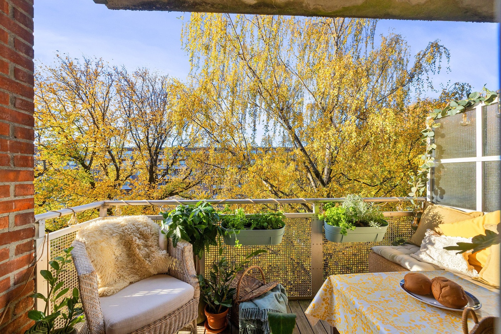 Balkongen har gode solforhold og nyter ettermiddags- og kveldssol på sommerstid, noe som gjør den til et ideelt sted for avslapning etter endt dag. Galleribilde