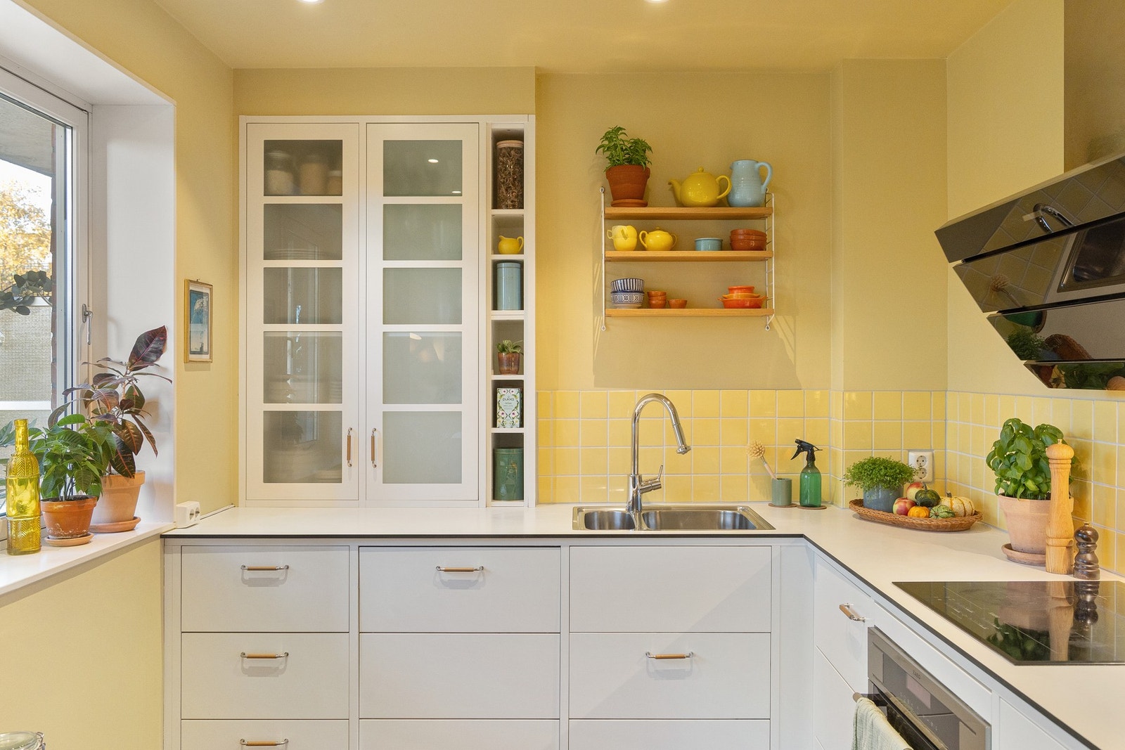 Kjøkkenet fremstår som tidløst med en romslig utforming som gir gode arbeidsflater og rikelig med oppbevaringsplass. Galleribilde