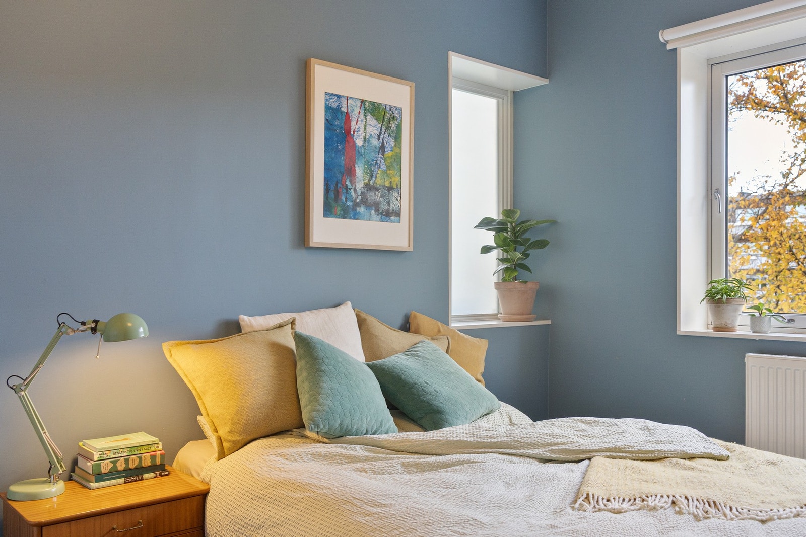 Det er installert rullegardin på soverommet i 2025, som gir gode muligheter for skjerming og mørklegging etter behov. Galleribilde