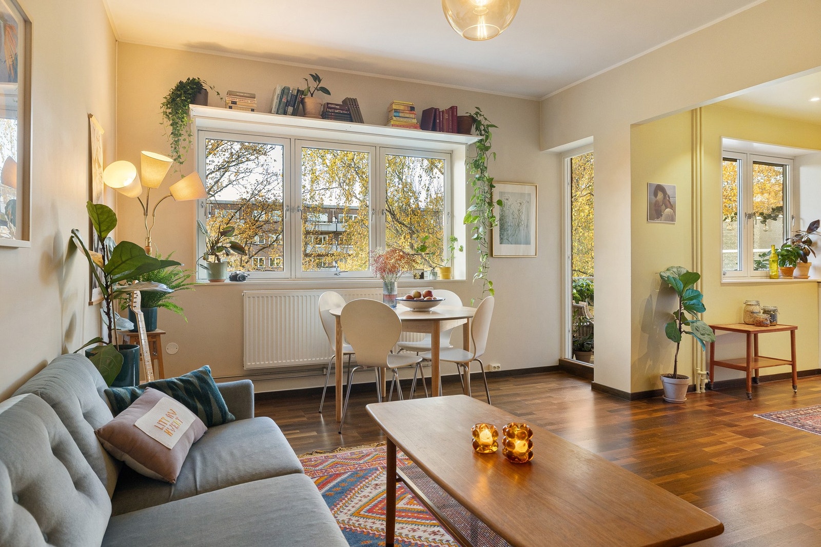 De store vindusflatene slipper inn rikelig med dagslys og bidrar til en luftig atmosfære. Galleribilde