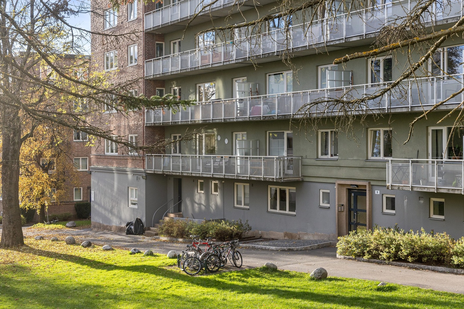 Boligen er beliggende rolig og tilbaketrukket, men samtidig med nærhet til alt byen har å by på! Galleribilde