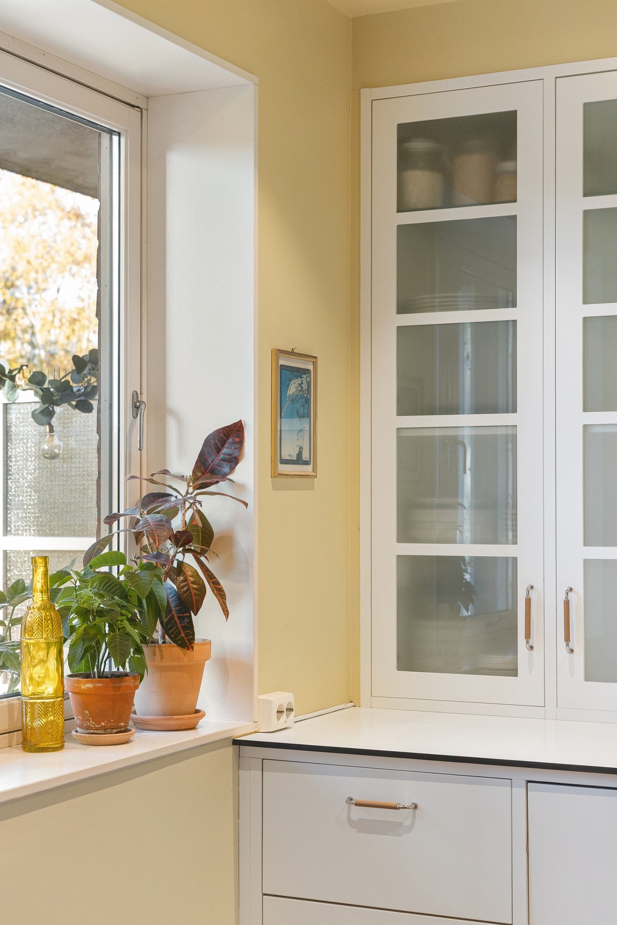 Kjøkkenet er utstyrt med integrerte hvitevarer fra AEG, inkludert komfyr, induksjonstopp, oppvaskmaskin og kombiskap, samt avtrekksvifte fra Faber med kullfilter over stekesonen. Galleribilde