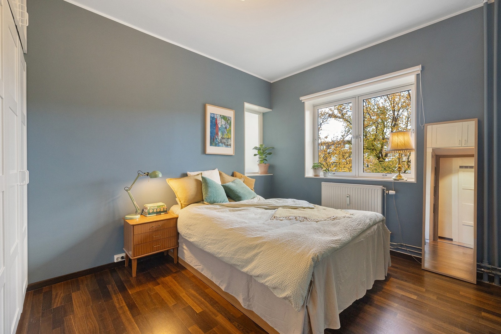 Soverommet fremstår som romslig og harmonisk, med gode møbleringsmuligheter som gir en komfortabel og funksjonell atmosfære. Galleribilde