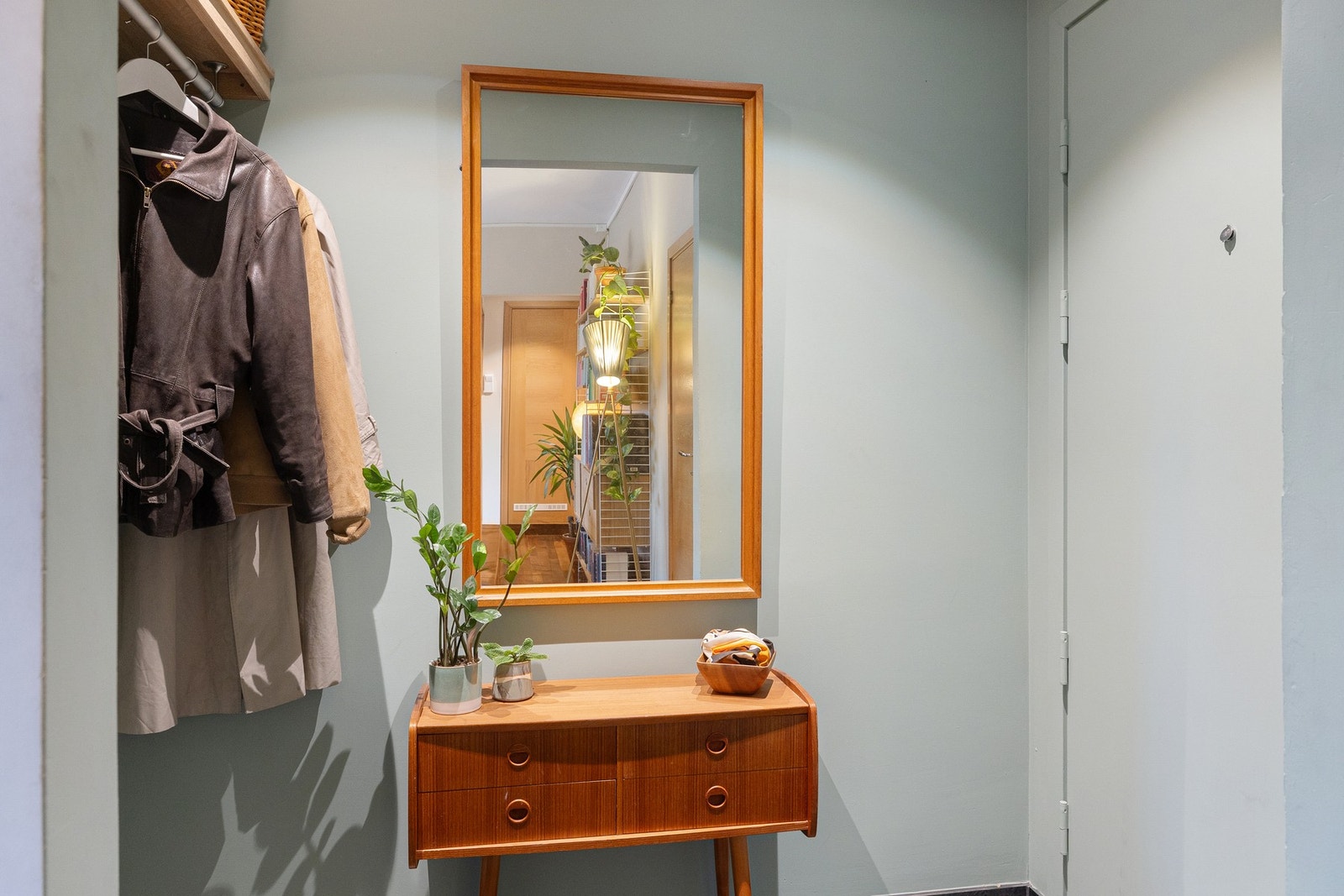 Entréen har gode møbleringsmuligheter med plass til garderobeskap, samtidig som dagens løsning med veggmontert oppheng gir en praktisk og luftig oppbevaring for yttertøy. Galleribilde