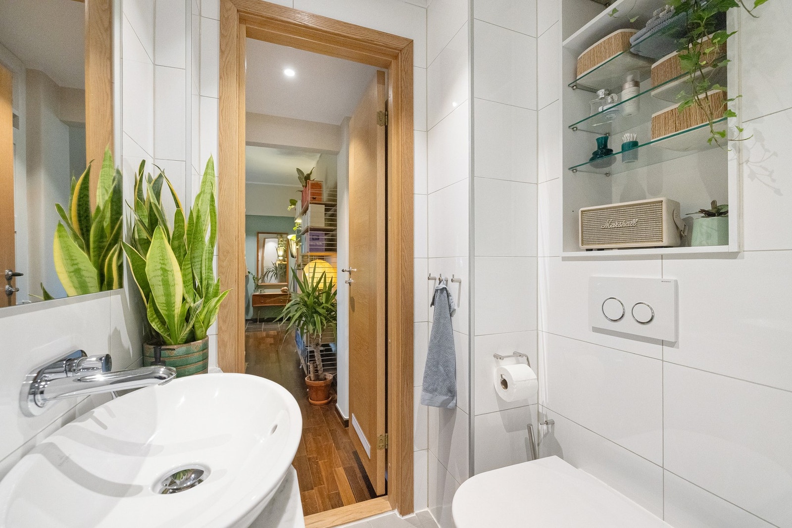 Badet har også praktiske oppbevaringsløsninger med hyller, samt opplegg for vaskemaskin og tørketrommel. Galleribilde