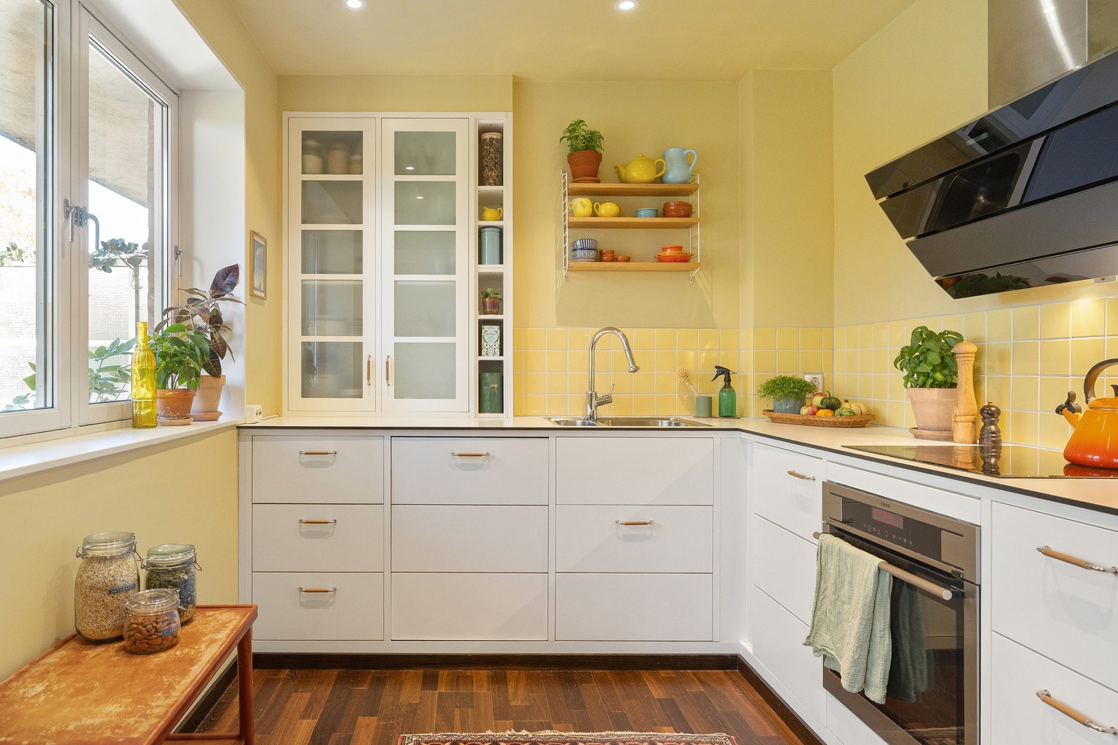 Utsynet mot balkongen og grønne trær utenfor gir kjøkkenet en særegen, nesten landlig følelse - en sjelden kvalitet midt i byen. Galleribilde