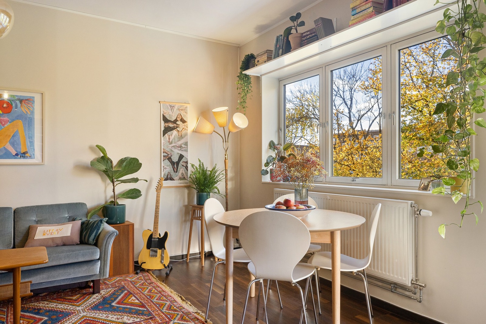 Spiseplassen finner en naturlig plassering i tilknytning til kjøkkenet, med god plass til spisebord foran vinduene. Galleribilde