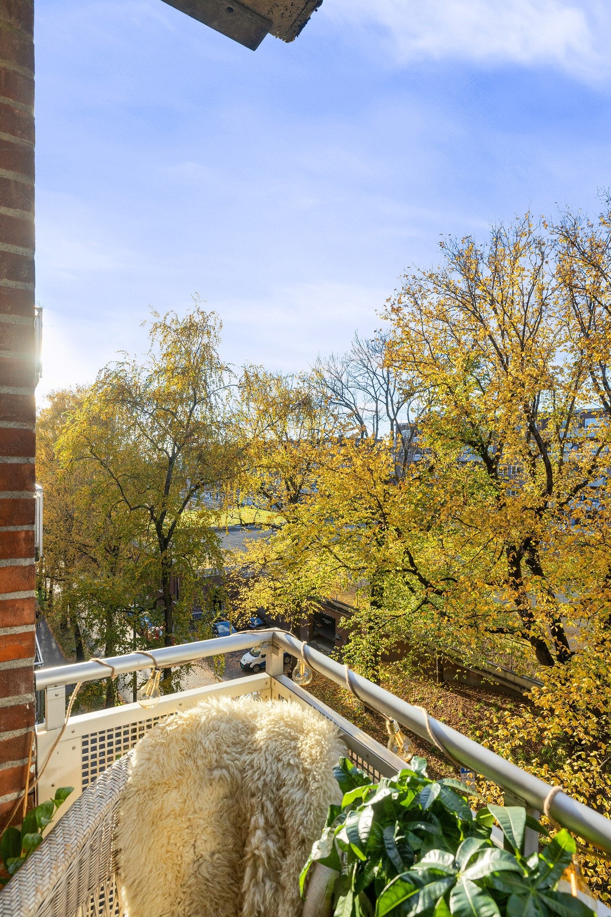 Utsynet preges av frodige trær som skaper en grønn og skjermet atmosfære. Avstanden til nærmeste nabo er god, og fra vår til høst oppleves balkongen som en privat og tilbaketrukket uteplass med minimalt innsyn. Galleribilde